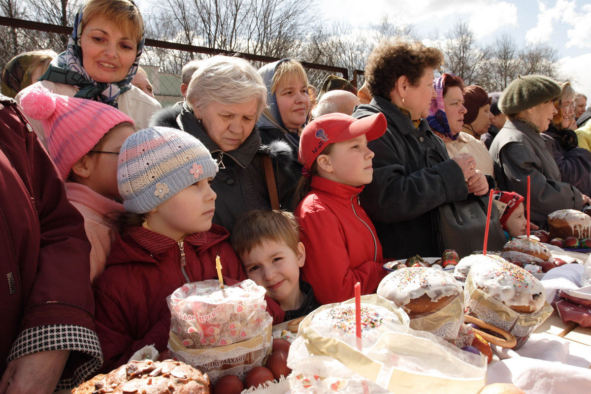 Можно святить куличи в день пасхи. Освещение куличей на Пасху. Пасха храм. Освящение куличей на Пасху. Празднование Пасхи.